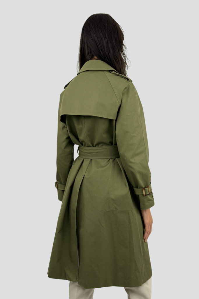Manteau trench Coulange de couleur kaki haut de gamme en gabardine, fabriqué en France, vue du dos.
